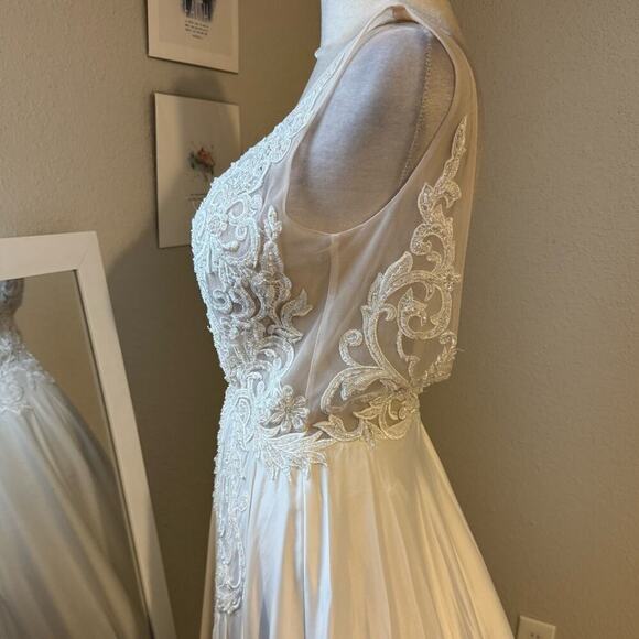 NWT L’amour Claudia White Lace Plunge Neckline Wedding Dress with Slit Size 6 - Picture 7 of 16
